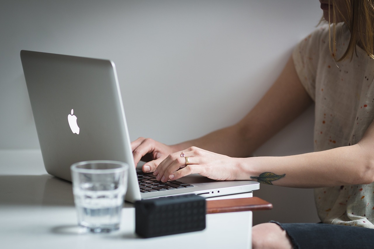 laptop-apple-macbook-computer