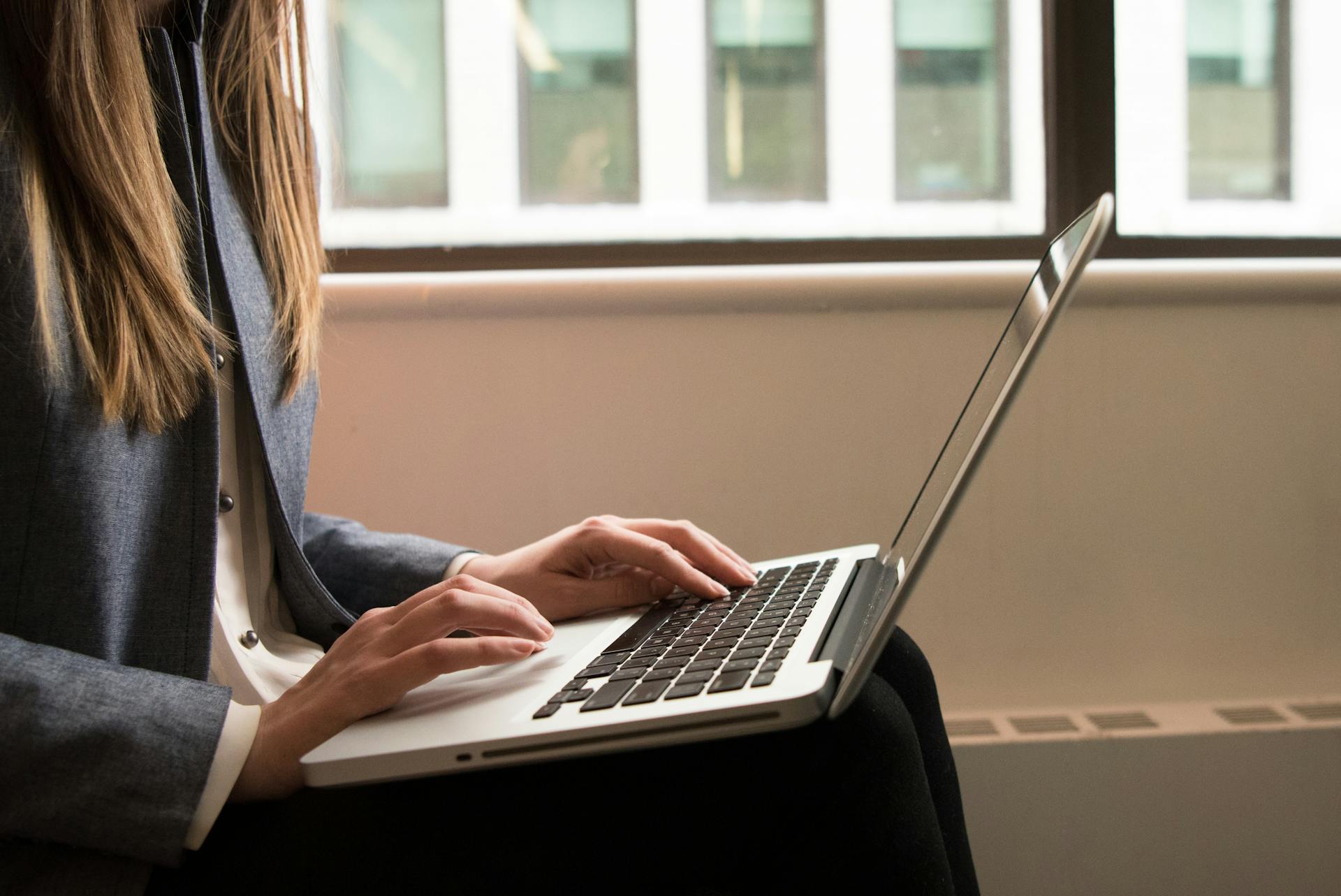 woman-using-macbook-pro