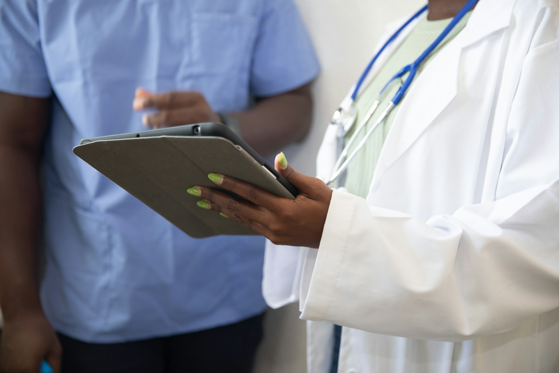 a-doctor-showing-a-patient-something-on-the-tablet
