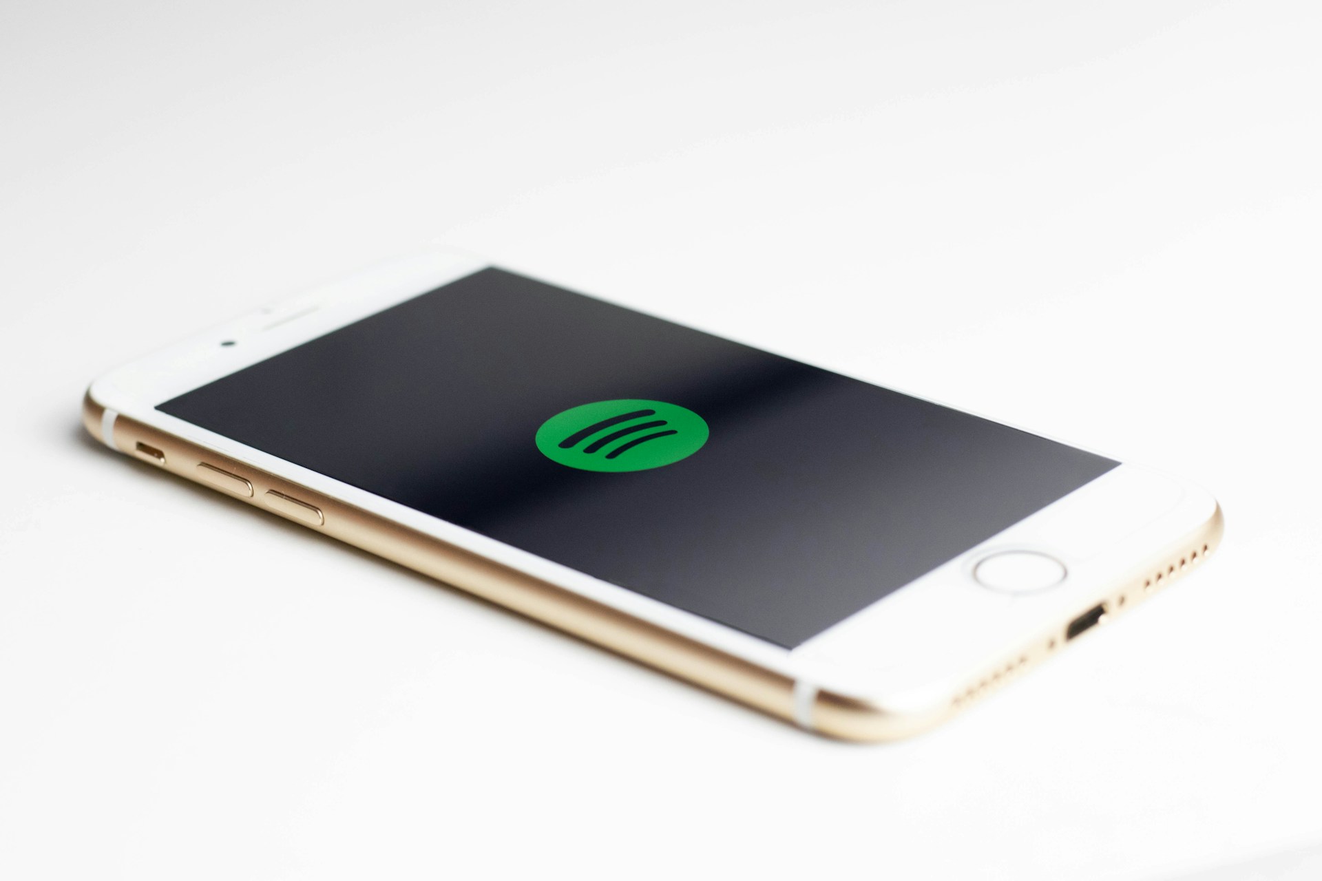 gold-iphone-7-displaying-spotify-logo